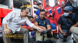 Wali Kota Surabaya Eri Cahyadi bersama personel Dinas Pemadam Kebakaran dan Penyelamatan (DPKP) usai mendengarkan kesaksian langsung proses evakuasi korban reruntuhan Ponpes Al-Khoziny, Sidoarjo, Rabu (15/10/2025).