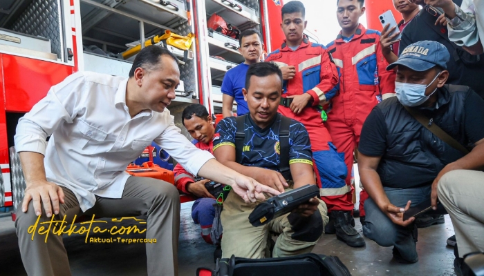 Wali Kota Surabaya Eri Cahyadi bersama personel Dinas Pemadam Kebakaran dan Penyelamatan (DPKP) usai mendengarkan kesaksian langsung proses evakuasi korban reruntuhan Ponpes Al-Khoziny, Sidoarjo, Rabu (15/10/2025).