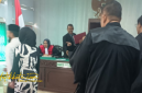 Suasana sidang perdana kasus dugaan penganiayaan kurir JNT di Pengadilan Negeri Pamekasan, Rabu (15/10/2025).