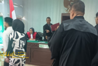 Suasana sidang perdana kasus dugaan penganiayaan kurir JNT di Pengadilan Negeri Pamekasan, Rabu (15/10/2025).