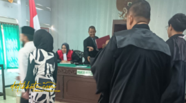 Suasana sidang perdana kasus dugaan penganiayaan kurir JNT di Pengadilan Negeri Pamekasan, Rabu (15/10/2025).