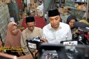 Wali Kota Surabaya, Eri Cahyadi, saat memberikan keterangan kepada awak media terkait bantuan bagi korban reruntuhan Ponpes Al-Khoziny, Kamis (16/10/2025).