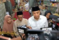 Wali Kota Surabaya, Eri Cahyadi, saat memberikan keterangan kepada awak media terkait bantuan bagi korban reruntuhan Ponpes Al-Khoziny, Kamis (16/10/2025).