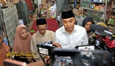 Wali Kota Surabaya, Eri Cahyadi, saat memberikan keterangan kepada awak media terkait bantuan bagi korban reruntuhan Ponpes Al-Khoziny, Kamis (16/10/2025).