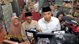 Wali Kota Surabaya, Eri Cahyadi, saat memberikan keterangan kepada awak media terkait bantuan bagi korban reruntuhan Ponpes Al-Khoziny, Kamis (16/10/2025).