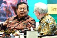 Presiden RI Prabowo Subianto saat berbicara dalam sesi dialog bersama Steve Forbes pada Forbes Global CEO Conference 2025 di Hotel The St. Regis, Jakarta, Rabu (15/10/2025).