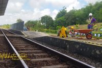 Suasana Stasiun Ketapang Banyuwangi yang tengah direnovasi dengan desain bergaya adat Osing, Kamis (16/10/2025).