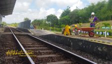 Suasana Stasiun Ketapang Banyuwangi yang tengah direnovasi dengan desain bergaya adat Osing, Kamis (16/10/2025).