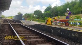 Suasana Stasiun Ketapang Banyuwangi yang tengah direnovasi dengan desain bergaya adat Osing, Kamis (16/10/2025).