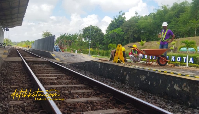 Suasana Stasiun Ketapang Banyuwangi yang tengah direnovasi dengan desain bergaya adat Osing, Kamis (16/10/2025).