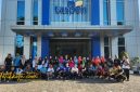 Para pensiunan antusias mengikuti senam sehat bersama di halaman Kantor TASPEN Pamekasan, Jumat (17/10/2025).