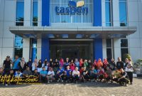 Para pensiunan antusias mengikuti senam sehat bersama di halaman Kantor TASPEN Pamekasan, Jumat (17/10/2025).