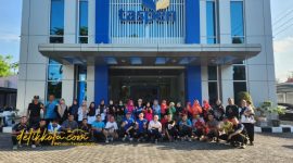 Para pensiunan antusias mengikuti senam sehat bersama di halaman Kantor TASPEN Pamekasan, Jumat (17/10/2025).