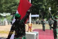 Dandim 0827/Sumenep Letkol Arm Bendi Wibisono memimpin upacara bendera rutin tanggal 17 di Lapangan Makodim Sumenep, Jumat (17/10/2025).