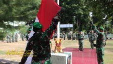 Dandim 0827/Sumenep Letkol Arm Bendi Wibisono memimpin upacara bendera rutin tanggal 17 di Lapangan Makodim Sumenep, Jumat (17/10/2025).