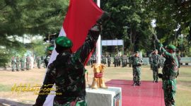 Dandim 0827/Sumenep Letkol Arm Bendi Wibisono memimpin upacara bendera rutin tanggal 17 di Lapangan Makodim Sumenep, Jumat (17/10/2025).