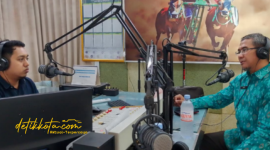 Kepala BMKG Stasiun Meteorologi Trunojoyo, Ari Widjajanto, menjelaskan fenomena cuaca panas ekstrem yang melanda Madura saat siaran di Radio Karimata.