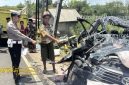 Petugas Satlantas Polres Pamekasan melakukan olah TKP kecelakaan beruntun yang melibatkan empat kendaraan di Jalan Raya Desa Bajur, Kecamatan Waru, Jumat (17/10/2025).