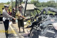 Petugas Satlantas Polres Pamekasan melakukan olah TKP kecelakaan beruntun yang melibatkan empat kendaraan di Jalan Raya Desa Bajur, Kecamatan Waru, Jumat (17/10/2025).
