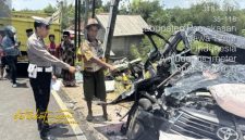 Petugas Satlantas Polres Pamekasan melakukan olah TKP kecelakaan beruntun yang melibatkan empat kendaraan di Jalan Raya Desa Bajur, Kecamatan Waru, Jumat (17/10/2025).