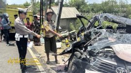 Petugas Satlantas Polres Pamekasan melakukan olah TKP kecelakaan beruntun yang melibatkan empat kendaraan di Jalan Raya Desa Bajur, Kecamatan Waru, Jumat (17/10/2025).