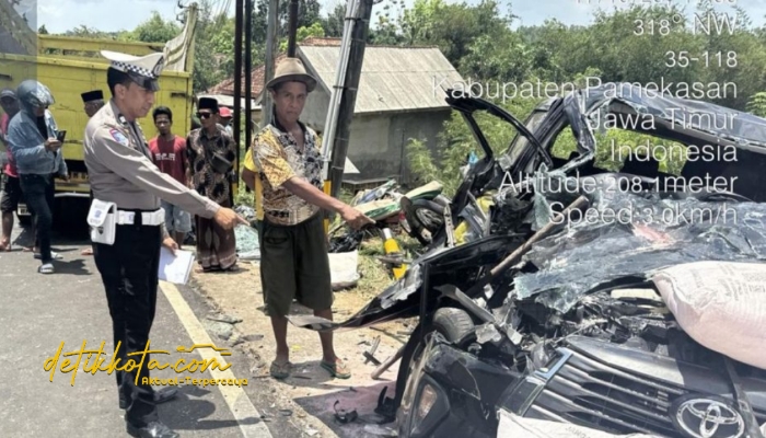 Petugas Satlantas Polres Pamekasan melakukan olah TKP kecelakaan beruntun yang melibatkan empat kendaraan di Jalan Raya Desa Bajur, Kecamatan Waru, Jumat (17/10/2025).