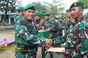 Komandan Kodim 0827/Sumenep Letkol Arm Bendi Wibisono menyerahkan piagam penghargaan kepada personel yang pindah satuan di Lapangan Apel Makodim Sumenep, Jumat (17/10/2025).