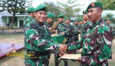 Komandan Kodim 0827/Sumenep Letkol Arm Bendi Wibisono menyerahkan piagam penghargaan kepada personel yang pindah satuan di Lapangan Apel Makodim Sumenep, Jumat (17/10/2025).