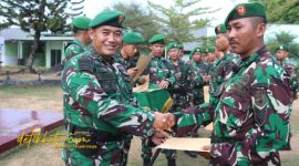 Komandan Kodim 0827/Sumenep Letkol Arm Bendi Wibisono menyerahkan piagam penghargaan kepada personel yang pindah satuan di Lapangan Apel Makodim Sumenep, Jumat (17/10/2025).