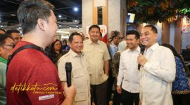 Menteri PKP Maruarar Sirait dan Mendagri Tito Karnavian didampingi Wali Kota Surabaya Eri Cahyadi serta Wakil Gubernur Jatim Emil Dardak saat meninjau pelayanan di Mal Pelayanan Publik (MPP) Siola Surabaya, Jumat (17/10/2025).