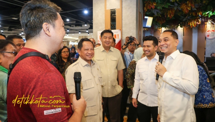 Menteri PKP Maruarar Sirait dan Mendagri Tito Karnavian didampingi Wali Kota Surabaya Eri Cahyadi serta Wakil Gubernur Jatim Emil Dardak saat meninjau pelayanan di Mal Pelayanan Publik (MPP) Siola Surabaya, Jumat (17/10/2025).