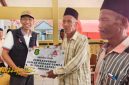 Asisten III Setkab Sumenep Ferdiansyah Tetrajaya menyerahkan bantuan perbaikan rumah secara simbolis kepada warga terdampak gempa bumi di Pulau Sapudi, Sabtu (18/10/2025).