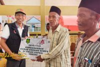 Asisten III Setkab Sumenep Ferdiansyah Tetrajaya menyerahkan bantuan perbaikan rumah secara simbolis kepada warga terdampak gempa bumi di Pulau Sapudi, Sabtu (18/10/2025).