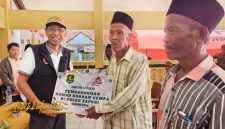 Asisten III Setkab Sumenep Ferdiansyah Tetrajaya menyerahkan bantuan perbaikan rumah secara simbolis kepada warga terdampak gempa bumi di Pulau Sapudi, Sabtu (18/10/2025).