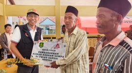 Asisten III Setkab Sumenep Ferdiansyah Tetrajaya menyerahkan bantuan perbaikan rumah secara simbolis kepada warga terdampak gempa bumi di Pulau Sapudi, Sabtu (18/10/2025).