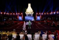 Model memperagakan busana batik bermotif “Wader Kesit” dalam Banyuwangi Batik Festival (BBF) 2025 di Gesibu Blambangan, Sabtu malam (19/10/2025).