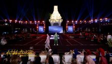 Model memperagakan busana batik bermotif “Wader Kesit” dalam Banyuwangi Batik Festival (BBF) 2025 di Gesibu Blambangan, Sabtu malam (19/10/2025).