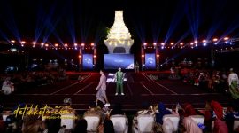 Model memperagakan busana batik bermotif “Wader Kesit” dalam Banyuwangi Batik Festival (BBF) 2025 di Gesibu Blambangan, Sabtu malam (19/10/2025).