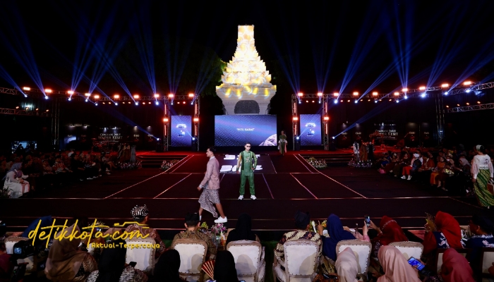 Model memperagakan busana batik bermotif “Wader Kesit” dalam Banyuwangi Batik Festival (BBF) 2025 di Gesibu Blambangan, Sabtu malam (19/10/2025).