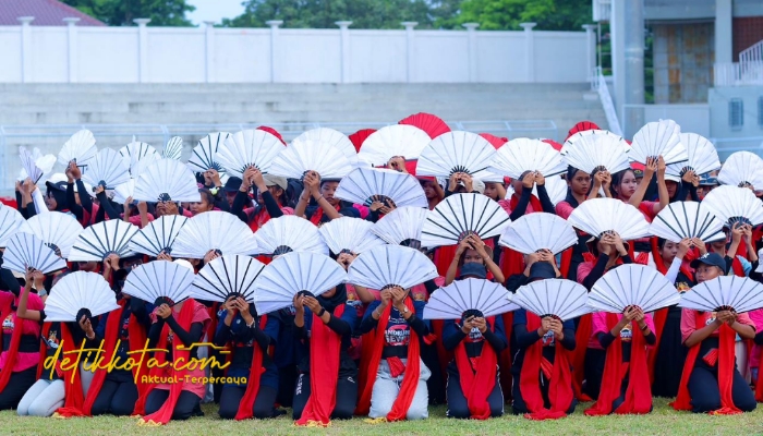 Penari Gandrung Sewu saat latihan di Stadion Diponegoro, Sabtu (18/10/2025).