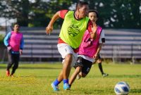 Wali Kota Probolinggo dr. Aminuddin tampil energik saat mengikuti laga persahabatan di Stadion Bayuangga, Minggu (19/10).