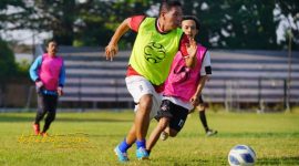 Wali Kota Probolinggo dr. Aminuddin tampil energik saat mengikuti laga persahabatan di Stadion Bayuangga, Minggu (19/10).