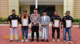 Kapolres Sumenep AKBP Rivanda, S.I.K. menyerahkan piagam penghargaan kepada warga yang berperan aktif membantu tugas kepolisian, Senin (20/10/2025).