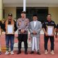 Kapolres Sumenep AKBP Rivanda, S.I.K. menyerahkan piagam penghargaan kepada warga yang berperan aktif membantu tugas kepolisian, Senin (20/10/2025).