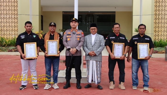 Kapolres Sumenep AKBP Rivanda, S.I.K. menyerahkan piagam penghargaan kepada warga yang berperan aktif membantu tugas kepolisian, Senin (20/10/2025).