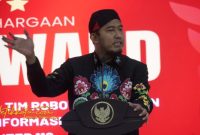 Bupati Sumenep Achmad Fauzi Wongsojudo saat menyampaikan kebijakan penggunaan pakaian santri bagi ASN dalam rangka peringatan Hari Santri Nasional 2025, Senin (20/10/2025).