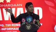 Bupati Sumenep Achmad Fauzi Wongsojudo saat menyampaikan kebijakan penggunaan pakaian santri bagi ASN dalam rangka peringatan Hari Santri Nasional 2025, Senin (20/10/2025).