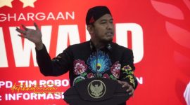 Bupati Sumenep Achmad Fauzi Wongsojudo saat menyampaikan kebijakan penggunaan pakaian santri bagi ASN dalam rangka peringatan Hari Santri Nasional 2025, Senin (20/10/2025).