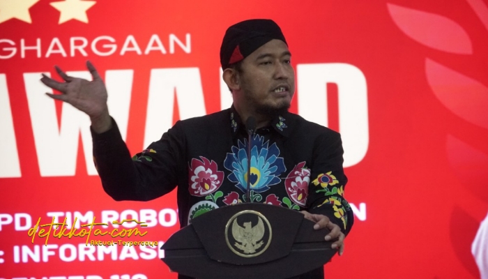 Bupati Sumenep Achmad Fauzi Wongsojudo saat menyampaikan kebijakan penggunaan pakaian santri bagi ASN dalam rangka peringatan Hari Santri Nasional 2025, Senin (20/10/2025).