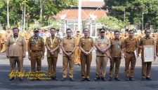 Wakil Bupati Subang H. Agus Masykur Rosyadi memimpin Apel Gabungan ASN di Halaman Kantor Bupati Subang, Senin (20/10/2025).